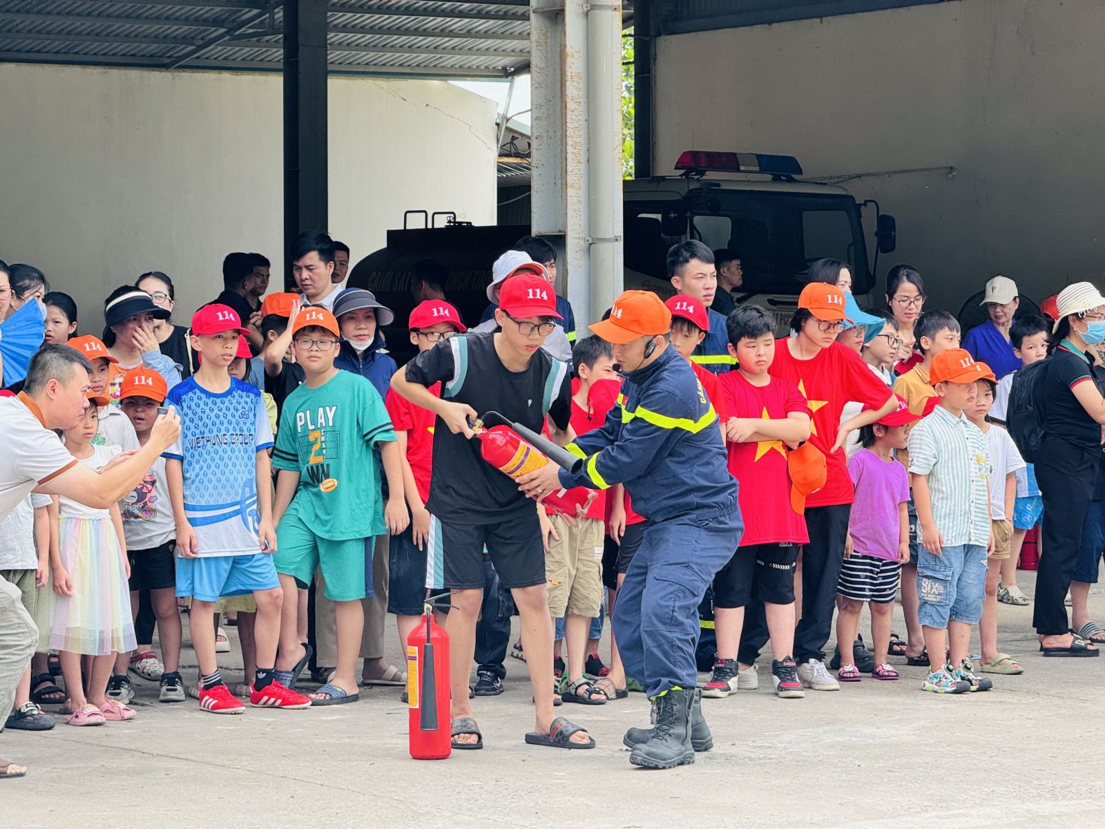 2.000 học sinh trải nghiệm, thực hành chữa cháy và cứu nạn cứu hộ- Ảnh 2.